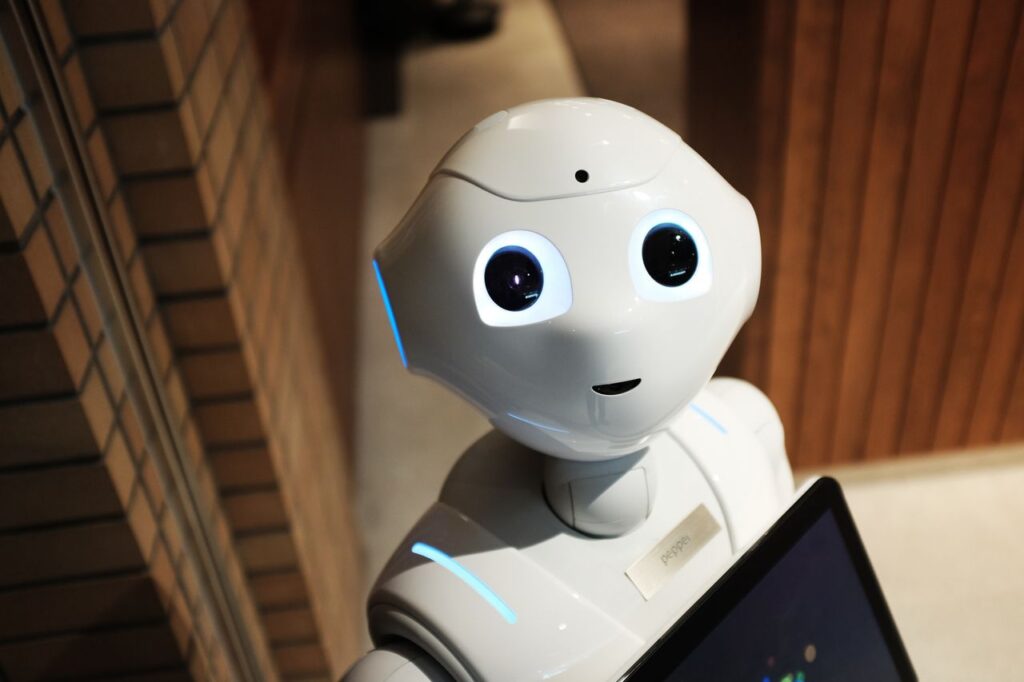 L'IA remplace-t-elle les créateurs de site internet en 2026 ? A futuristic humanoid robot in an indoor Tokyo setting, showcasing modern technology.